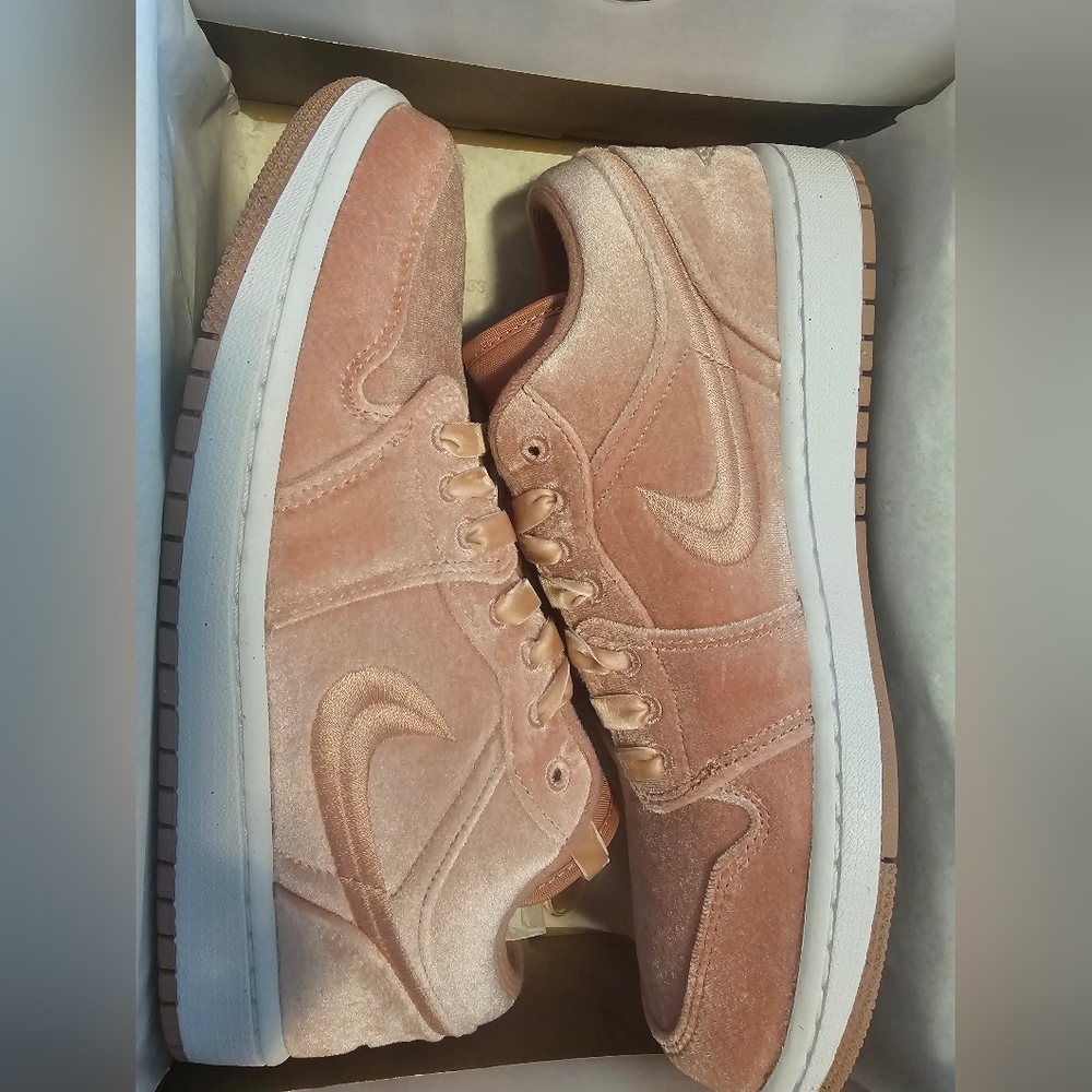 SOLD- JORDAN WMNS AIR JORDAN 1 LOW SE"Pink Velvet"